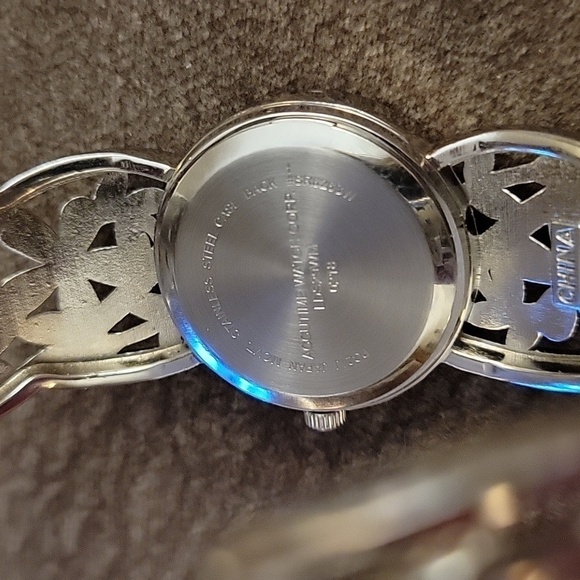 Y2k ACCUTIME Floral Cuff Bracelet Watch Clock - Picture 6 of 7